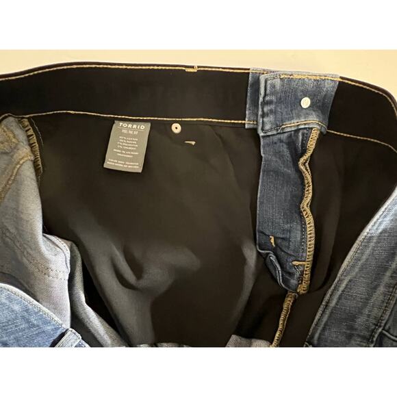 Torrid Jeans Womens 24W Short Bombshell Ankle Skinny High Rise Rips 24WS 24WP - Picture 10 of 11